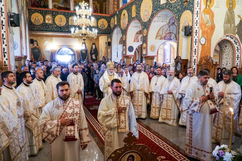 Părintele Arhiepiscop Calinic Argeșeanul a slujit în biserica din satul natal