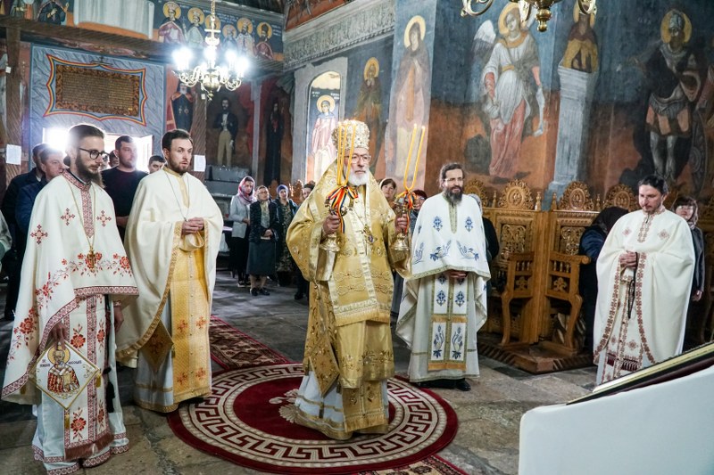 Părintele Arhiepiscop Calinic Argeșeanul a slujit la Mănăstirea Glavacioc
