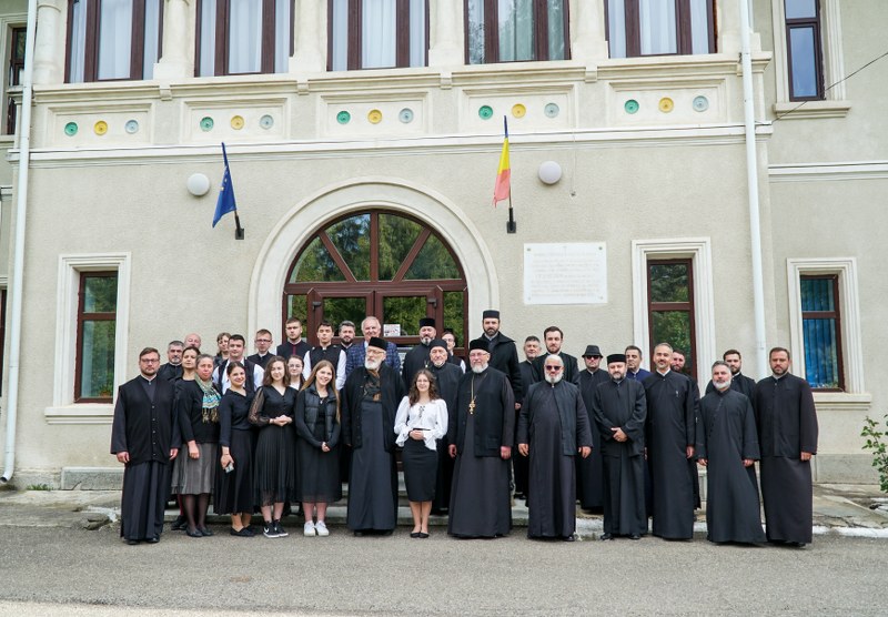 Părintele Arhiepiscop Calinic Argeșeanul în mijlocul elevilor de la Seminarul Teologic de la Mănăstirea Neamț
