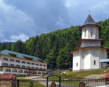 Mănăstirea „Sfântul Prooroc Ilie Tesviteanul” Paltinul‐Piscul Negru