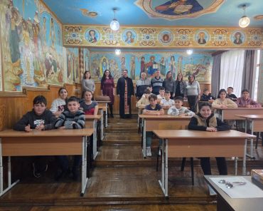 Slujba Parastasului pentru dascălii și elevii de la Școala Basarab I din municipiul Curtea de Argeș