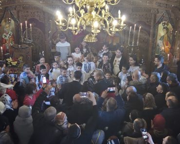 Glasuri de colindători la parohia Sfântul Apostol Toma, municipiul Pitești