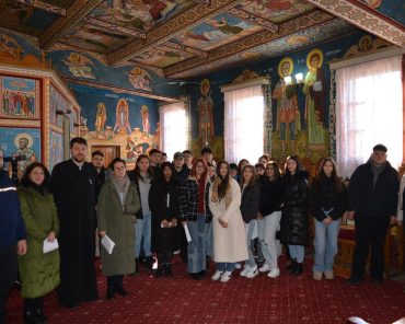 CRĂCIUNUL, SĂRBĂTOAREA BUCURIEI- un dar de lumină oferit de elevii Liceului Teoretic Costești