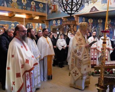 Slujire Arhierească la biserica Sfinții Trei Ierarhi din Mioveni