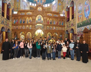 Ora de cateheză la Catedrala din Mioveni: Un mărțișor în dar