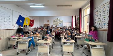 750 de copii din comuna Micești primesc Biblia pentru copii și Monografia Bisericii locale