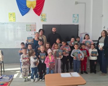 Parohia Săpata a oferit Biblii pentru elevii din localitate