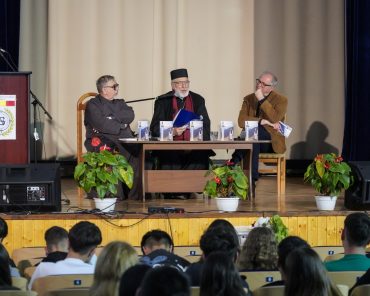 Părinte Arhiepiscop Calinic Argeșeanul în mijlocul elevilor de la Colegiul Național „Carol I”