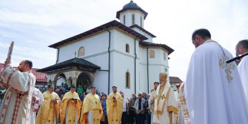 Slujire Arhierească la hramul Așezământului Sfinții Împărați Constantin și Elena din Pitești