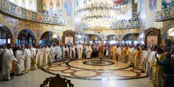 Binecuvântare Arhierească la hramul Catedralei Sfinții Apostoli Petru și Pavel din Mioveni