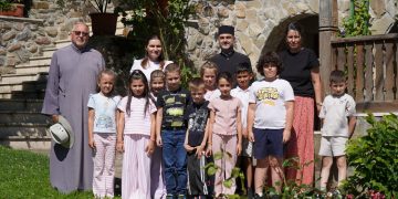 Copiii, învățați să descopere bucuria credinței și a creației la Mănăstirea Robaia
