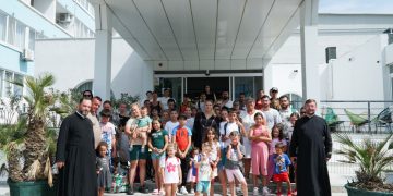 Tabără pe litoral pentru 85 de beneficiari, organizată de Arhiepiscopia Argeșului și Muscelului